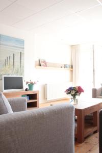 登海尔德Apartment Boven Jan 574的客厅配有沙发和桌子