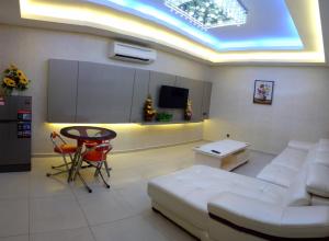 马六甲金叶酒店的客厅配有白色的沙发和桌子