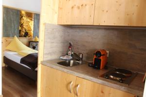 图克斯Haus Hintertux的一个带水槽和床的小厨房