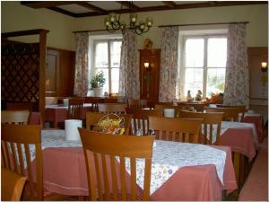 多瑙斯陶夫Landgasthof-Hotel Hammermühle的用餐室设有桌椅和窗户。