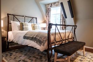 法纳姆富勒皇家公主酒店的卧室配有床、椅子和窗户。