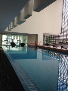 清迈韦帕蓝大型住宅的一座蓝色瓷砖的游泳池