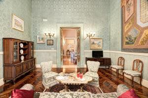 那不勒斯Arthouse Lady Marys Tribunali Luxury Suite的客厅配有桌椅