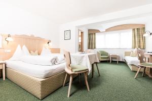 索尔登Madle - B&B的酒店客房带两张床和一张桌子以及椅子。