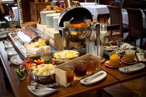 希斯利兹伯班克乐妮城堡酒店的自助餐,餐桌上摆满了食物