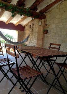 Vallvert de QueraltCasa Miret的一张木桌和两张椅子