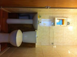 依尔福亚伯丁旅馆的带淋浴的浴室和玻璃门