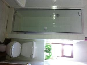 依尔福亚伯丁旅馆的浴室设有镜子、水槽和窗户