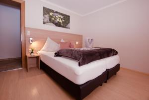 瑟弗浩斯基尼化玛旅馆的一间卧室配有一张带棕色毯子的大床