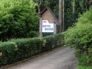 法罗皮利亚Motel Monza (Adults Only)的路旁的莫查旅馆标志