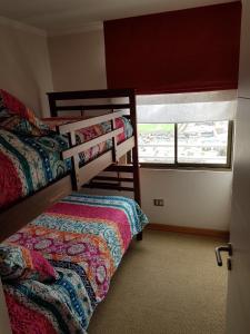 伊基克Mar Egeo的一间卧室设有两张双层床和一扇窗户。
