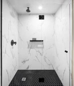 多伦多布罗德维尤酒店的一间设有白色大理石墙壁和淋浴的浴室