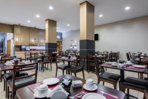 马瑙斯马瑙斯司丽普酒店的一间带桌椅的餐厅和一间厨房