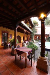 危地马拉安地瓜帕拉西多纳比特丽斯酒店的户外庭院配有桌子和灯