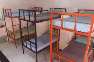 戈亚斯州上帕莱索Hostel Aventura的一间房间,设有三张双层床