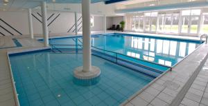霍勒姆Fletcher Hotel-Restaurant Amelander Kaap的大楼内的大型游泳池