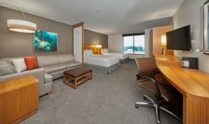 尤金尤金/奥克威中心凯悦酒店的酒店客房设有一张沙发和一张床
