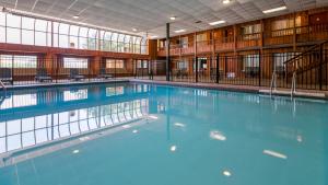 斯特吉斯Sturgis Lodge and Suites的大楼内一个蓝色的大型游泳池