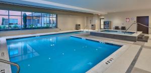 尤金尤金/奥克威中心凯悦酒店的大楼内一个蓝色的大型游泳池