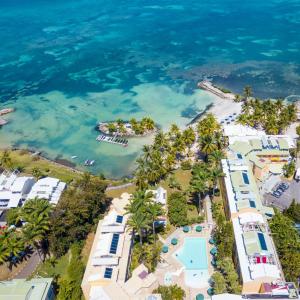 哥西尔卡内拉海滩酒店 的享有度假胜地和海洋的空中景致