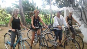 波隆纳鲁沃波隆纳鲁沃男客旅馆的一群4名妇女站在自行车旁