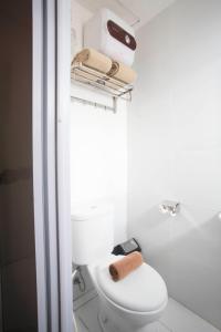 当格浪航空城德格林酒店的一间带卫生间和架子毛巾的浴室