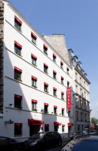 巴黎梦索王子酒店的一座白色的大建筑,带有红色的点缀
