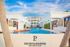 班拉克海滩The Privilege Hotel Ezra Beach Club的一座拥有游泳池和棕榈树的酒店