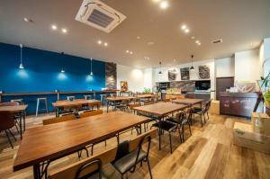 增田瑞穗石见增田旅馆的餐厅设有木桌和椅子,拥有蓝色的墙壁