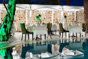 安塔利亚优雅东方酒店的池畔餐厅,配有桌椅
