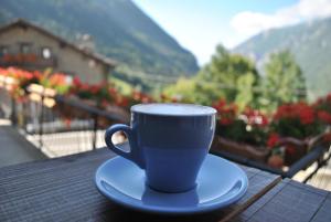 瓦托内切Hotell Millefiori- Alpine Event Lodge的坐在桌子上的一个蓝色咖啡杯