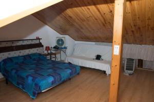 加拉奇科Casa en Garachico的一间卧室设有一张床和木制天花板