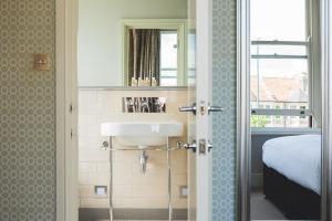 布里斯托惠灵顿酒店的一间带水槽和镜子的浴室