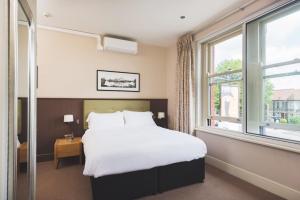 布里斯托惠灵顿酒店的一间卧室设有一张大床和一个窗户。
