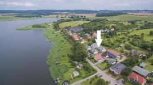 塞多夫Ferienwohnung Seglertraum的享有河边房屋的空中景致