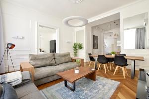 布达佩斯Luxury Apartment by Hi5 - Bazilika Suite的客厅配有沙发和桌子