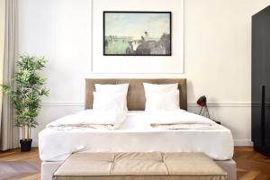 布达佩斯Luxury Apartment by Hi5 - Bazilika Suite的墙上画的一张床上