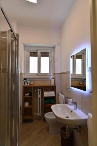 罗马阿卡萨迪巴尔巴拉住宿加早餐旅馆的一间带水槽、卫生间和淋浴的浴室