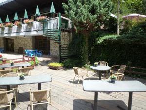 Dun-les-Places杜蒙托木屋旅馆的一个带桌椅的庭院和一个阳台