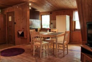 扎科帕内Camping Pod Krokwią的厨房配有桌椅和冰箱。