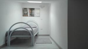 托里格兰德Casa vacanza S'Istella iun Q2451的白色房间中一间带椅子的卧室