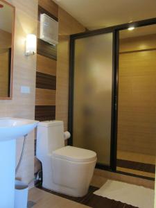 Colongcocon图嘎维考夫度假酒店的一间带卫生间和水槽的浴室
