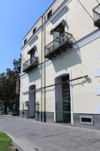 庞贝Hotel Il Santuario - Pompei的两座阳台的建筑
