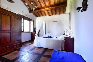 纳尔尼Il Collicello的一间卧室配有一张床,铺有木地板