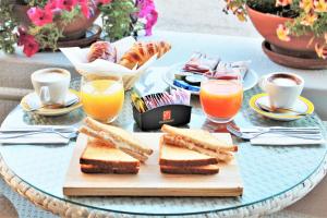 帕劳AHR塞琳纳海岸公寓式酒店的一张桌子,上面放着三明治和两杯橙汁