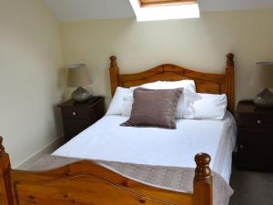 SkullRivers Bend Cottage的一间卧室配有一张木床和枕头