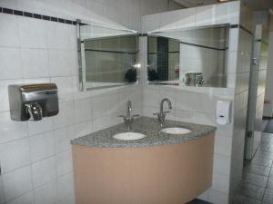 哈泽斯莱乌Gåsevig Strand Camping的浴室设有2个水槽和镜子