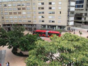 波哥大桑塞巴斯蒂安酒店的停在大楼前的红色巴士