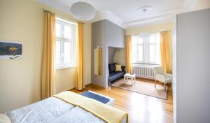 特里滕海姆Gästehaus & Weingut Clüsserath-Weiler的一间卧室设有一张床和一间客厅。