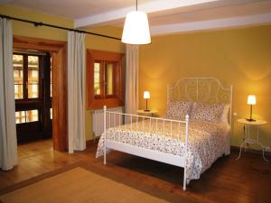 利亚内斯卡萨科提鲁别墅的卧室配有白色的华盖床